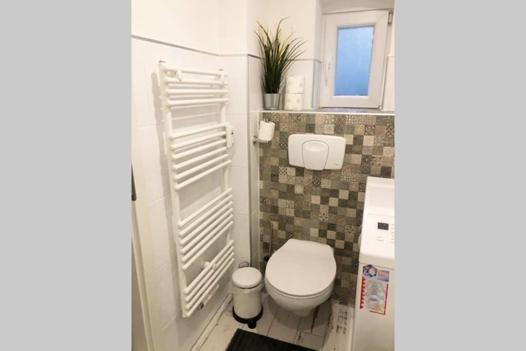 Gemütliche sanierte 1 Zimmer Wohnung mit privatem Parkplatz im Zentrum Kiel Exterior foto