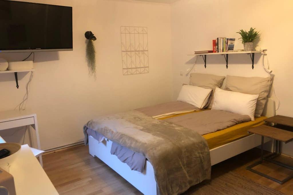 Gemütliche sanierte 1 Zimmer Wohnung mit privatem Parkplatz im Zentrum Kiel Exterior foto