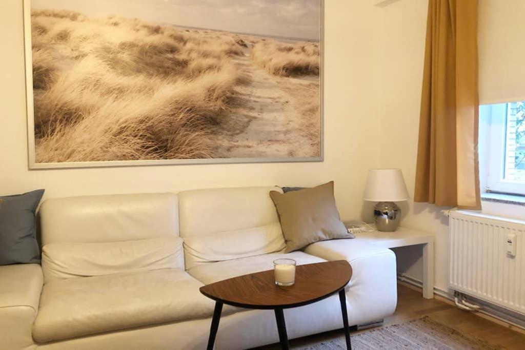 Gemütliche sanierte 1 Zimmer Wohnung mit privatem Parkplatz im Zentrum Kiel Exterior foto