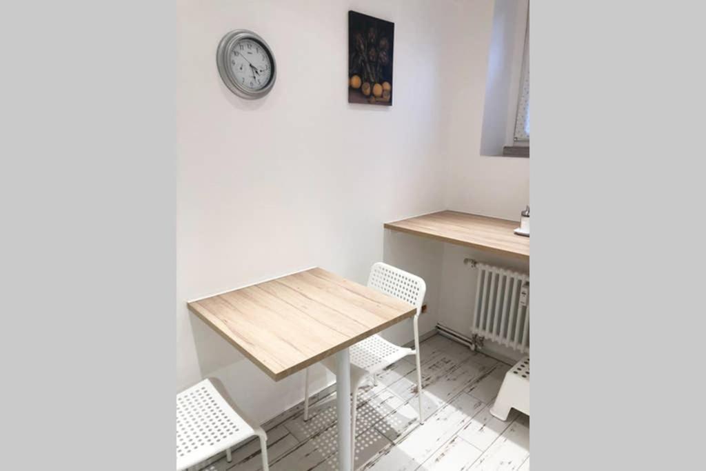 Gemütliche sanierte 1 Zimmer Wohnung mit privatem Parkplatz im Zentrum Kiel Exterior foto