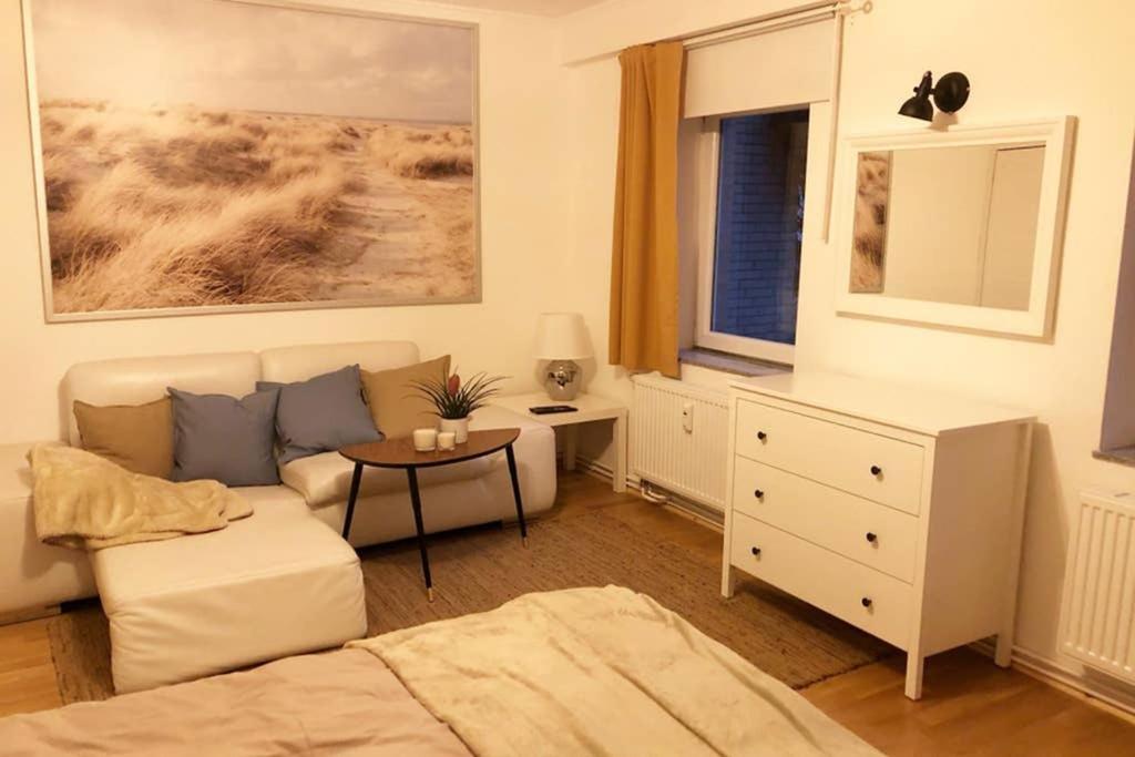 Gemütliche sanierte 1 Zimmer Wohnung mit privatem Parkplatz im Zentrum Kiel Exterior foto